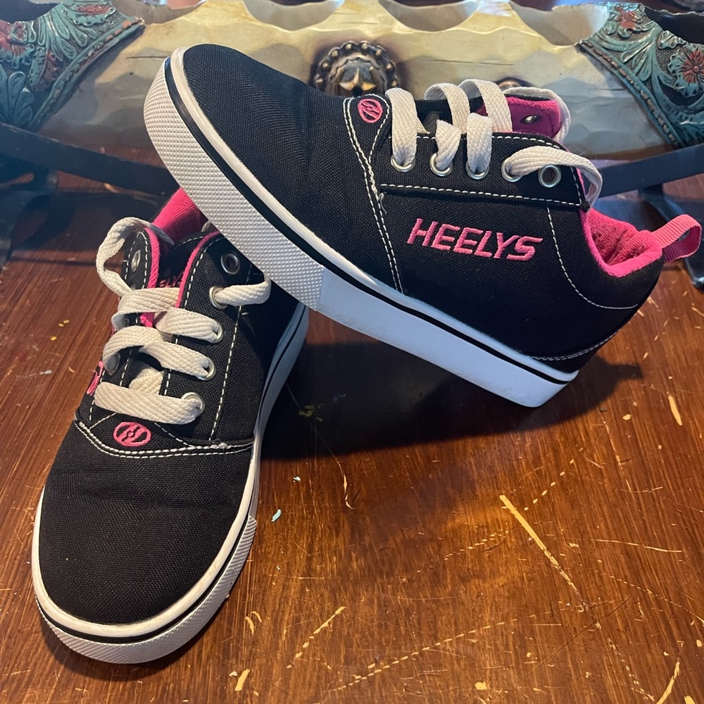 Almost brand new Girls Heelys Size 2!